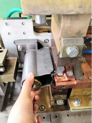 Máquina de soldadura por ponto com absorvedor de choque de fase única